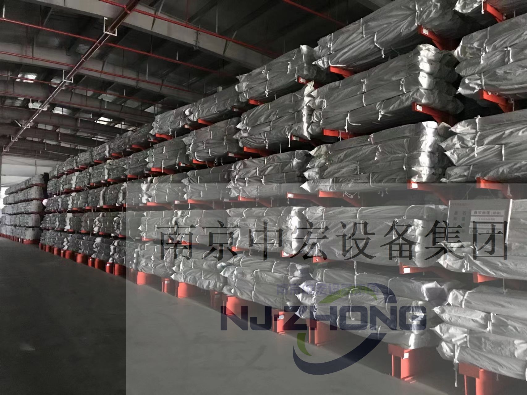 在潮湿、高温或腐蚀性环境下,应急储备库货架的材质应如何选择提升耐用性和安全性(图1) 1.jpg